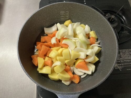 フライパンに野菜いれる