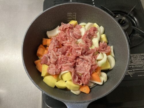 フライパンに肉いれる